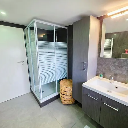 Charming With A Terrace In Appartement *